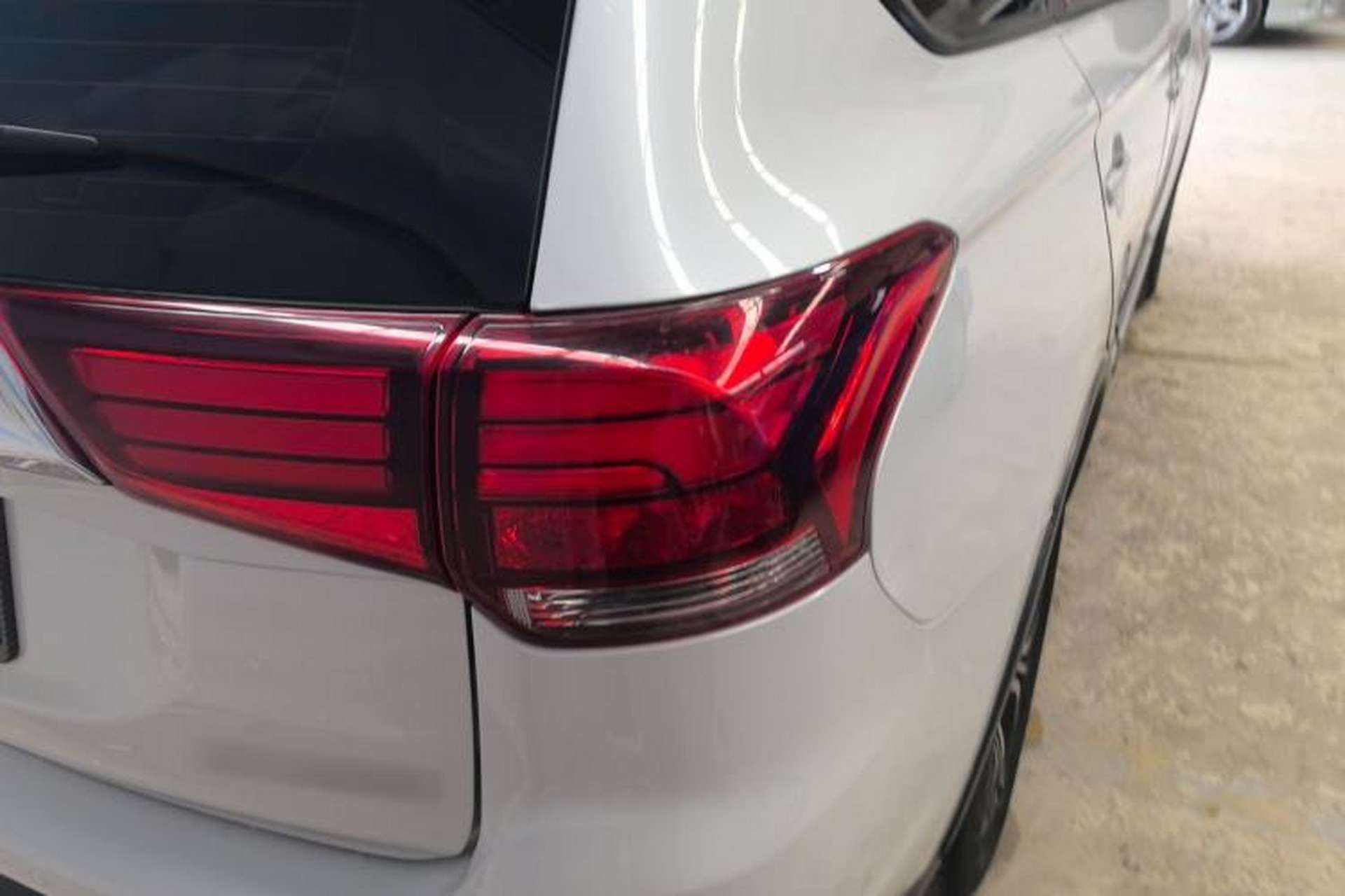 Used Mitsubishi Outlander 2018 2.0L Two-Wheel Drive Glory Edition 5 Seats Right Rear Taillight