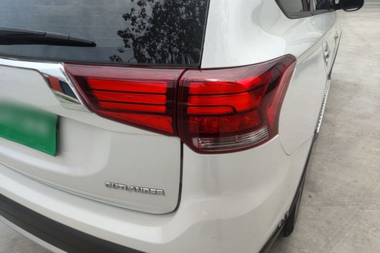 Used Mitsubishi Outlander 2018 2.0L Two-Wheel Drive Glory Edition 5 Seats Right Rear Taillight