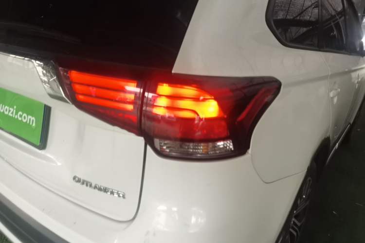Used Mitsubishi Outlander 2018 2.0L Two-Wheel Drive Glory Edition 5 Seats Right Rear Taillight
