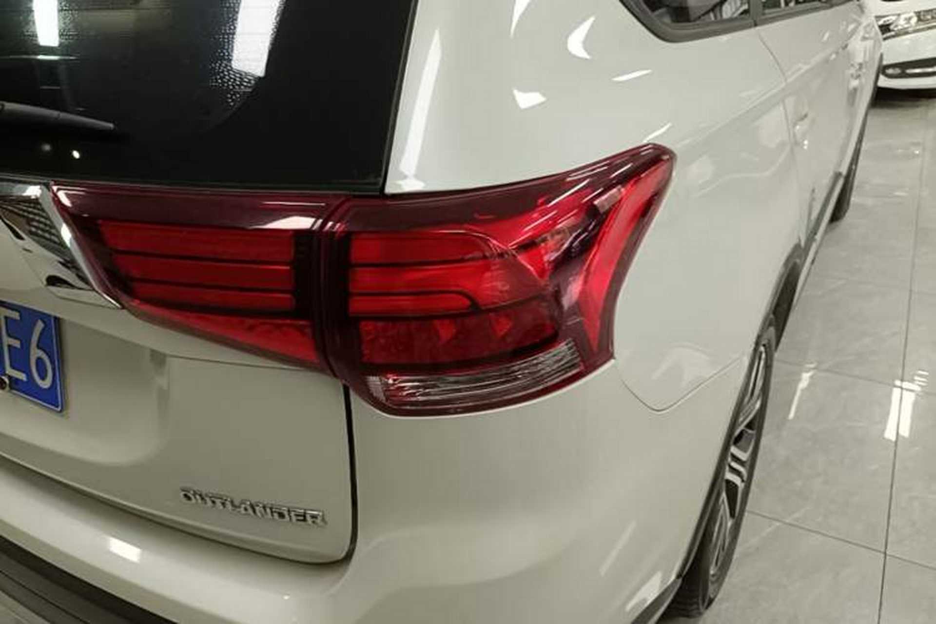 Used Mitsubishi Outlander 2018 2.0L Two-Wheel Drive Glory Edition 5 Seats Right Rear Taillight