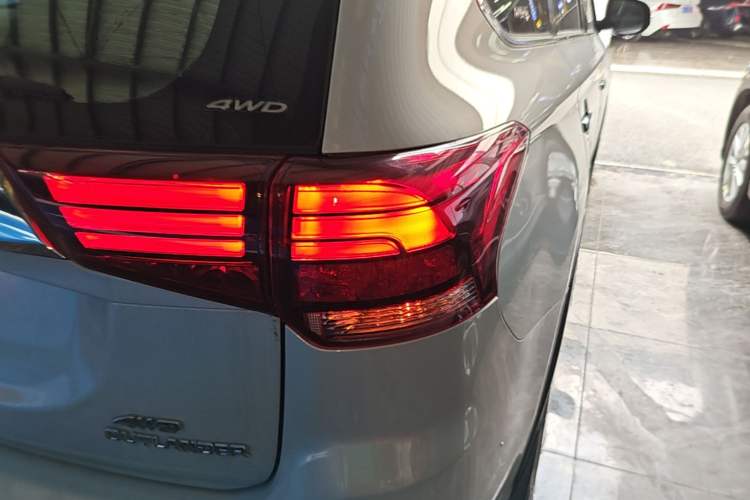 Used Mitsubishi Outlander 2018 2.4L 4x4 Elite Edition 5 Seats Right Rear Taillight