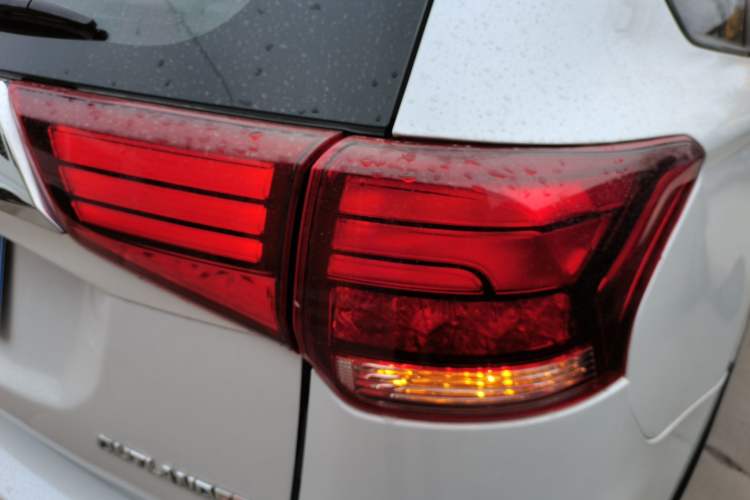 Used Mitsubishi Outlander 2018 2.0L Two-Wheel Drive Glory Edition 5 Seats Right Rear Taillight