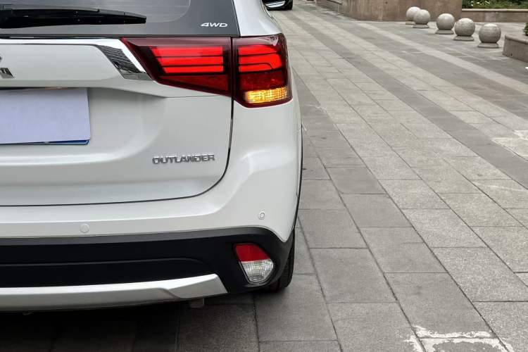 Used Mitsubishi Outlander 2018 2.4L 4x4 Elite Edition 5 Seats Right Rear Taillight