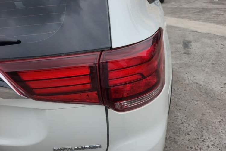 Used Mitsubishi Outlander 2018 2.0L Two-Wheel Drive Glory Edition 5 Seats Right Rear Taillight