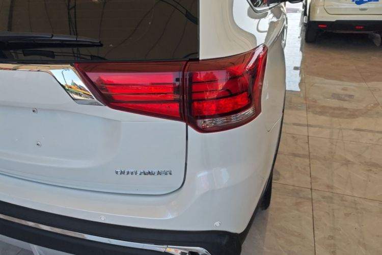 Used Mitsubishi Outlander 2018 2.0L Two-Wheel-Drive Jiale Edition 7-Seater Right Rear Taillight