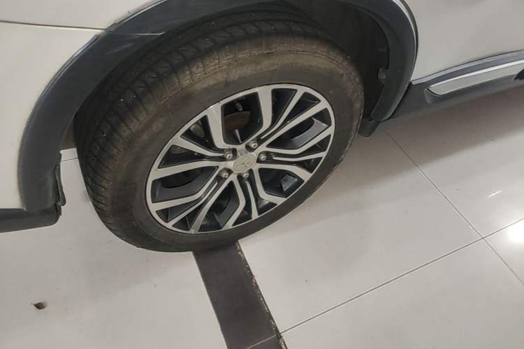 Used Mitsubishi Outlander 2018 2.0L Two-Wheel Drive Glory Edition 5 Seats Right Rear Wheel Hub
