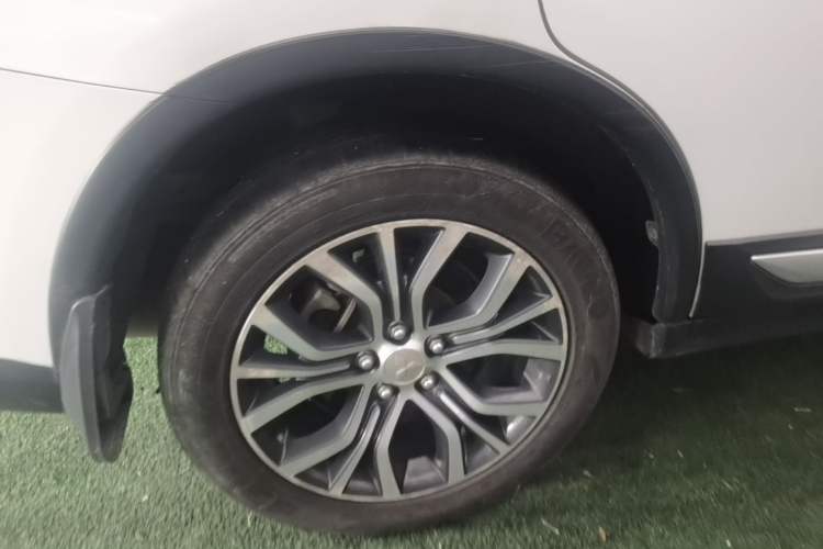 Used Mitsubishi Outlander 2018 2.0L Two-Wheel Drive Glory Edition 5 Seats Right Rear Wheel Hub