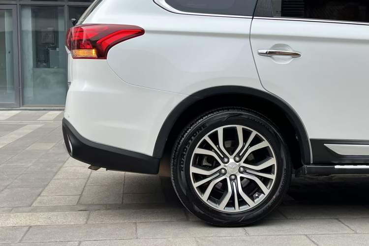 Used Mitsubishi Outlander 2018 2.4L 4x4 Elite Edition 5 Seats Right Rear Wheel Hub