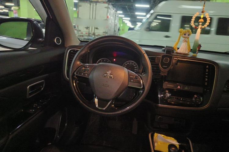Used Mitsubishi Outlander 2018 2.0L Two-Wheel Drive Glory Edition 5 Seats Steering Wheel