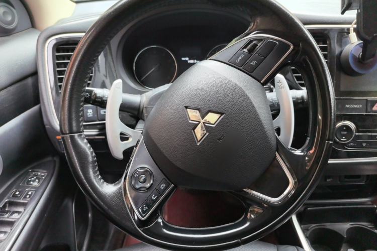 Used Mitsubishi Outlander 2018 2.4L 4x4 Luxury Edition 7-Seater Steering Wheel