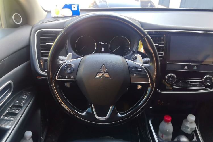 Used Mitsubishi Outlander 2018 2.4L 4x4 Elite Edition 5 Seats Steering Wheel