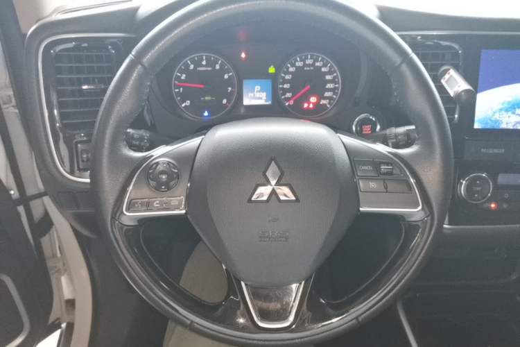 Used Mitsubishi Outlander 2018 2.0L Two-Wheel Drive Glory Edition 5 Seats Steering Wheel
