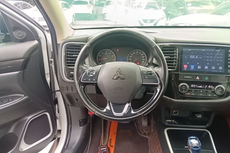 Used Mitsubishi Outlander 2018 2.0L Two-Wheel Drive Glory Edition 5 Seats Steering Wheel