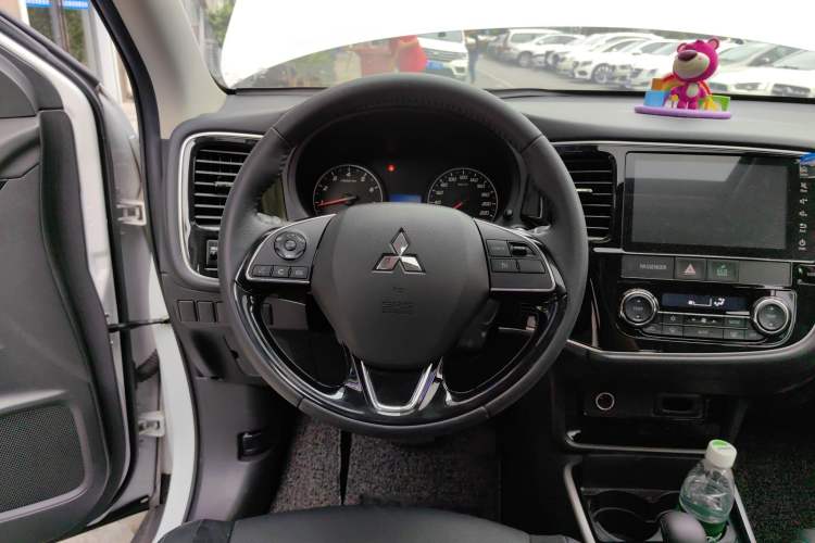 Used Mitsubishi Outlander 2018 2.0L Two-Wheel Drive Glory Edition 5 Seats Steering Wheel