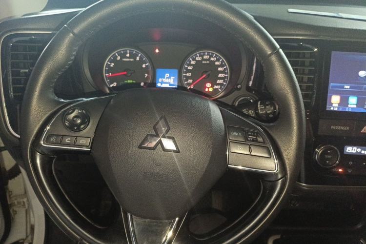 Used Mitsubishi Outlander 2018 2.0L Two-Wheel Drive Glory Edition 5 Seats Steering Wheel