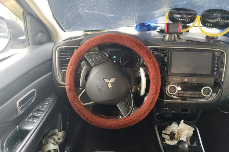 Used Mitsubishi Outlander 2018 2.4L 4x4 Luxury Edition 7-Seater Steering Wheel