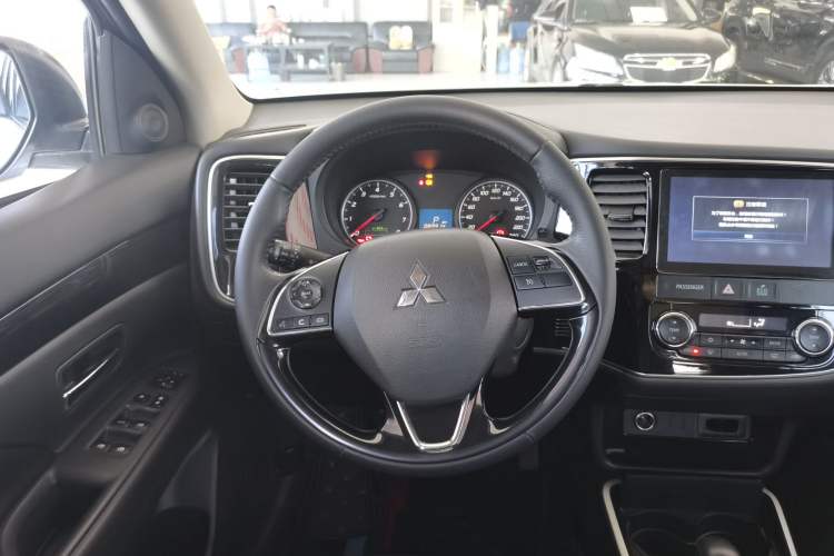 Used Mitsubishi Outlander 2018 2.0L Two-Wheel Drive Glory Edition 5 Seats Steering Wheel