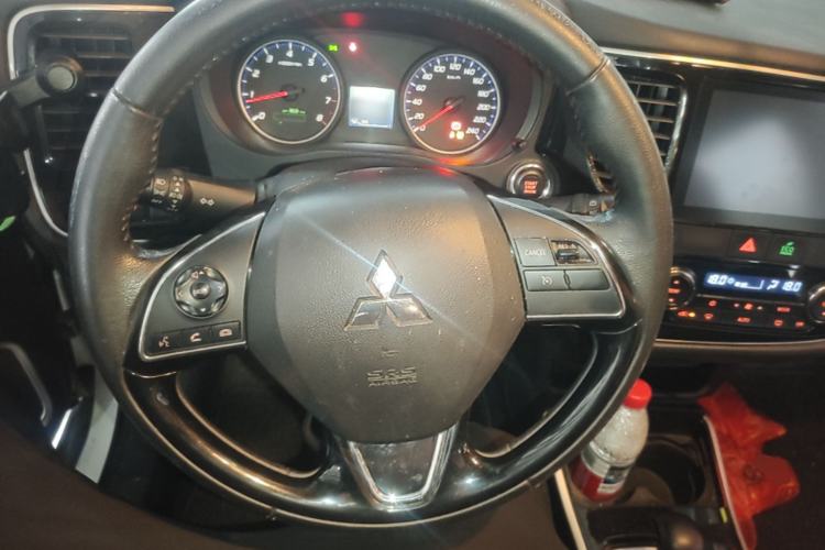 Used Mitsubishi Outlander 2018 2.0L Two-Wheel Drive Glory Edition 5 Seats Steering Wheel