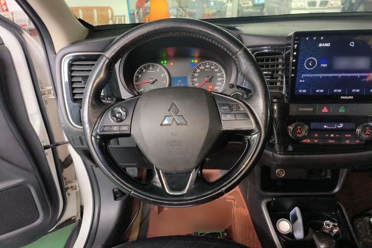 Used Mitsubishi Outlander 2018 2.0L Two-Wheel Drive Glory Edition 5 Seats Steering Wheel