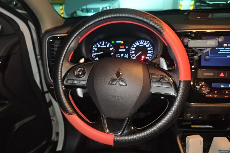 Used Mitsubishi Outlander 2018 2.4L 4x4 Elite Edition 5 Seats Steering Wheel