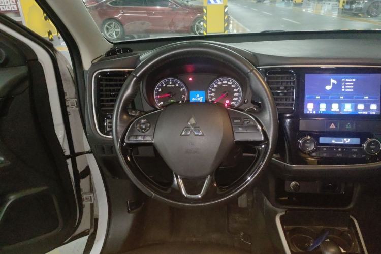 Used Mitsubishi Outlander 2018 2.0L Two-Wheel Drive Glory Edition 5 Seats Steering Wheel