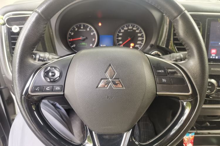 Used Mitsubishi Outlander 2018 2.0L Two-Wheel Drive Glory Edition 5 Seats Steering Wheel