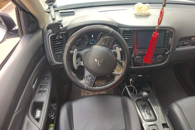 Used Mitsubishi Outlander 2018 2.4L 4x4 Elite Edition 5 Seats Steering Wheel