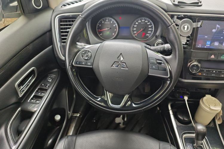 Used Mitsubishi Outlander 2018 2.0L Two-Wheel Drive Glory Edition 5 Seats Steering Wheel