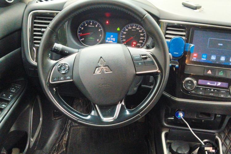 Used Mitsubishi Outlander 2018 2.0L Two-Wheel Drive Glory Edition 5 Seats Steering Wheel