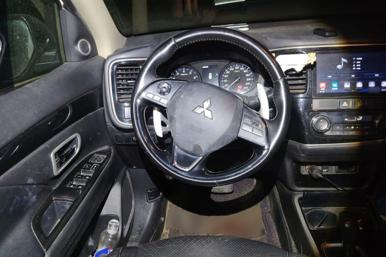 Used Mitsubishi Outlander 2018 2.4L 4x4 Elite Edition 5 Seats Steering Wheel