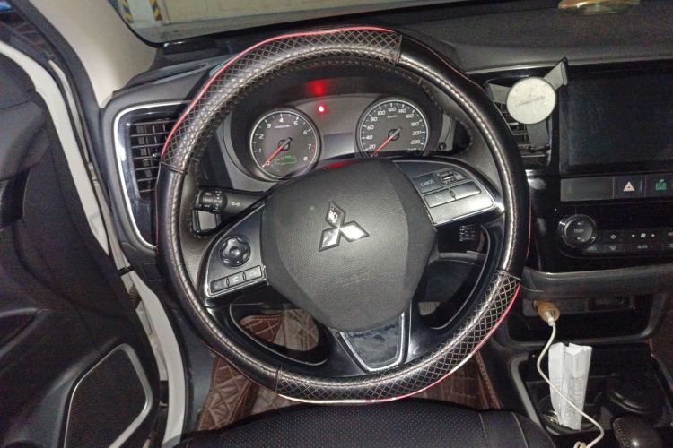 Used Mitsubishi Outlander 2018 2.0L Two-Wheel Drive Glory Edition 5 Seats Steering Wheel