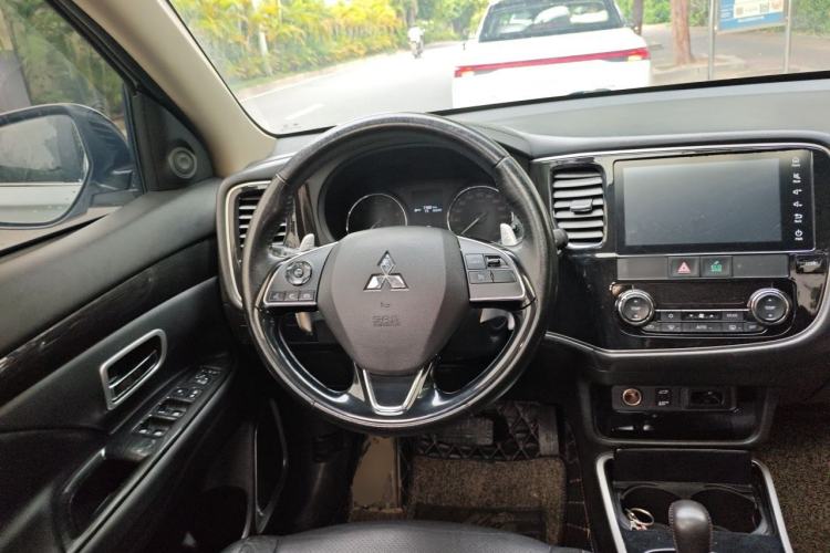 Used Mitsubishi Outlander 2018 2.4L 4x4 Elite Edition 5 Seats Steering Wheel