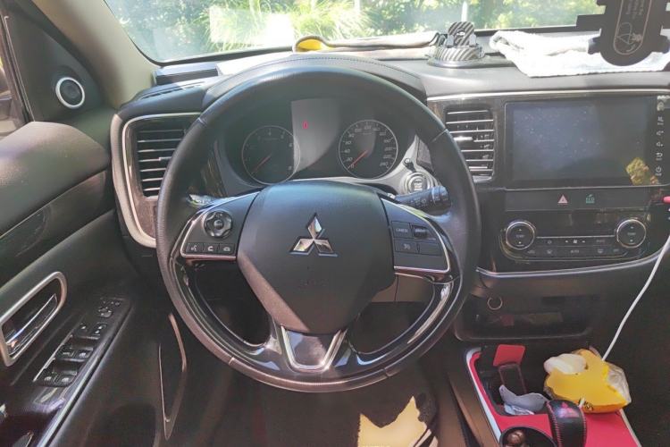 Used Mitsubishi Outlander 2018 2.0L Two-Wheel Drive Glory Edition 5 Seats Steering Wheel