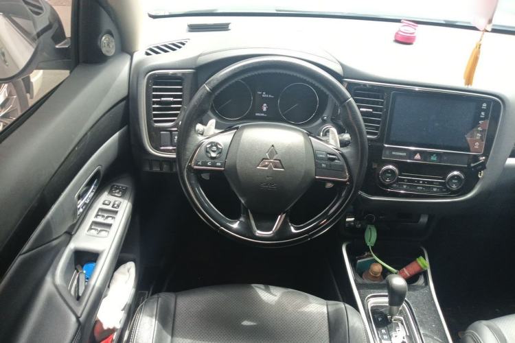 Used Mitsubishi Outlander 2018 2.4L 4x4 Elite Edition 5 Seats Steering Wheel