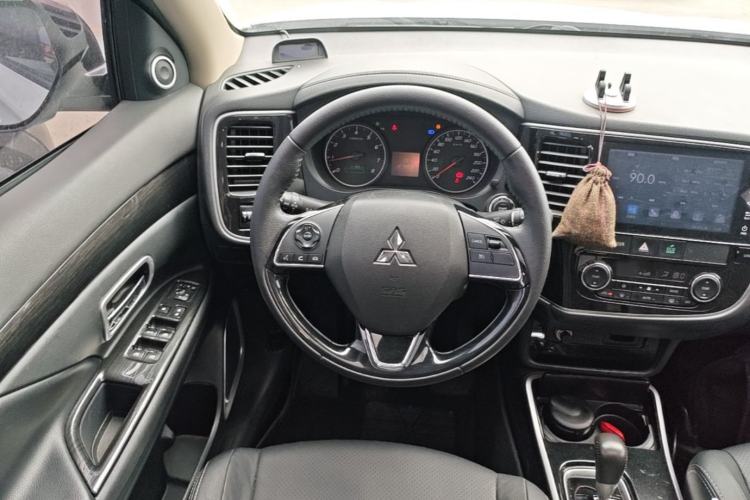 Used Mitsubishi Outlander 2018 2.0L Two-Wheel Drive Glory Edition 5 Seats Steering Wheel