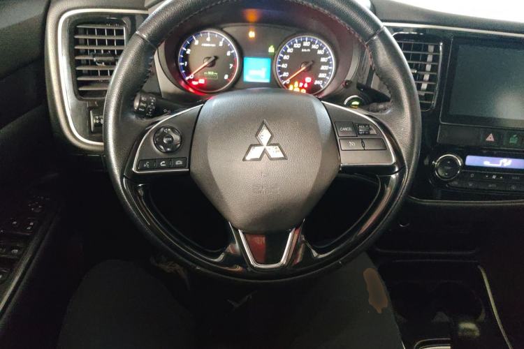 Used Mitsubishi Outlander 2018 2.0L Two-Wheel Drive Glory Edition 5 Seats Steering Wheel
