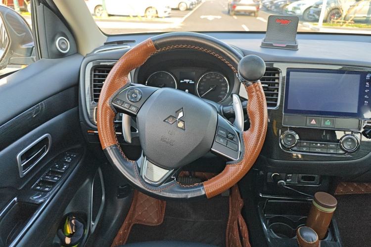 Used Mitsubishi Outlander 2018 2.4L 4x4 Elite Edition 5 Seats Steering Wheel