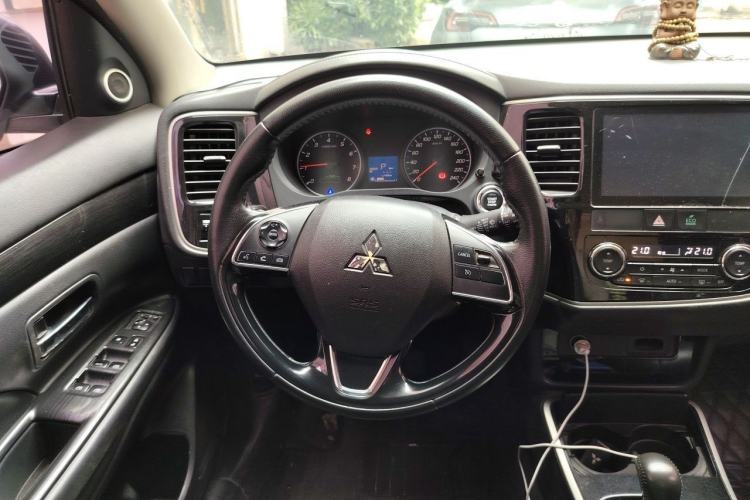 Used Mitsubishi Outlander 2018 2.0L Two-Wheel Drive Glory Edition 5 Seats Steering Wheel