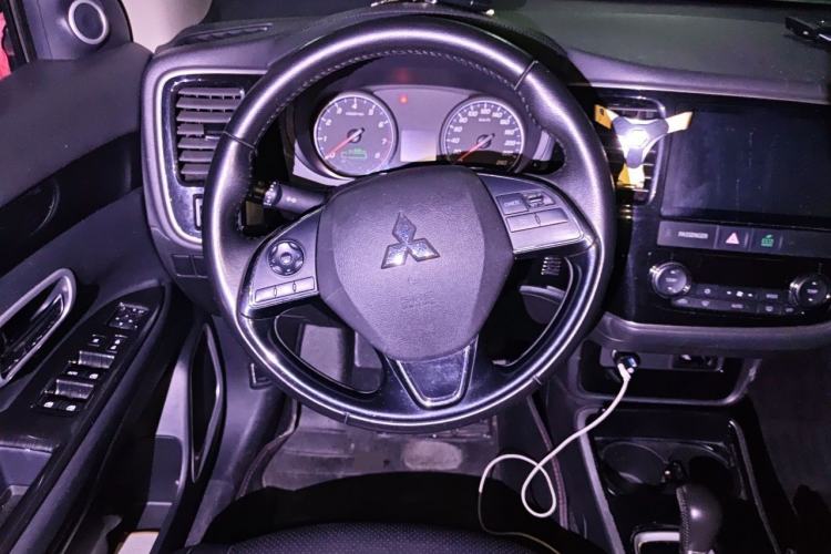 Used Mitsubishi Outlander 2018 2.0L Two-Wheel Drive Glory Edition 5 Seats Steering Wheel