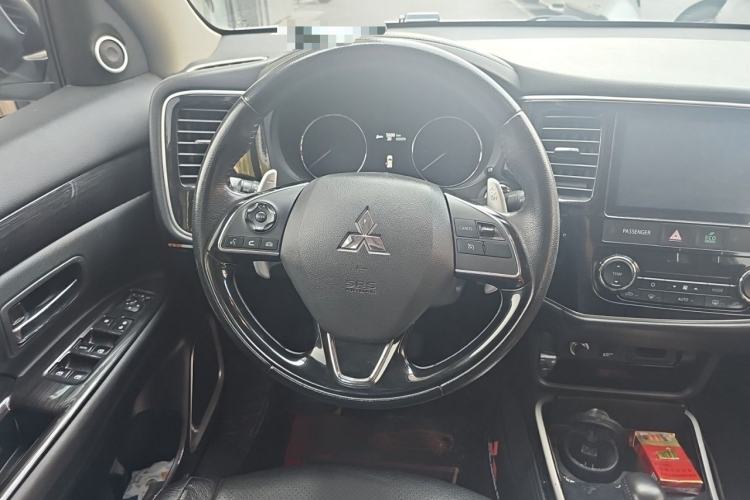 Used Mitsubishi Outlander 2018 2.4L 4x4 Luxury Edition 7-Seater Steering Wheel