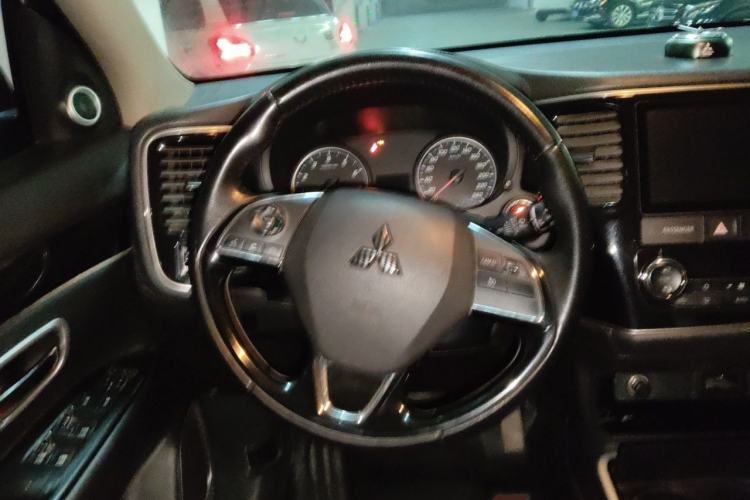 Used Mitsubishi Outlander 2018 2.0L Two-Wheel Drive Glory Edition 5 Seats Steering Wheel