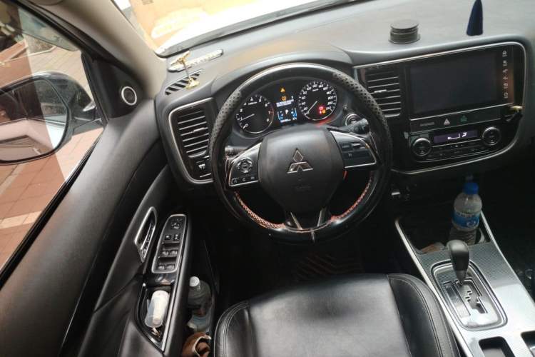 Used Mitsubishi Outlander 2018 2.0L Two-Wheel Drive Glory Edition 5 Seats Steering Wheel