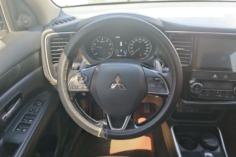 Used Mitsubishi Outlander 2018 2.4L 4x4 Elite Edition 5 Seats Steering Wheel