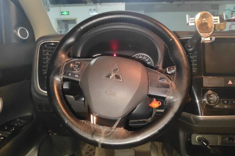 Used Mitsubishi Outlander 2018 2.0L Two-Wheel Drive Glory Edition 5 Seats Steering Wheel