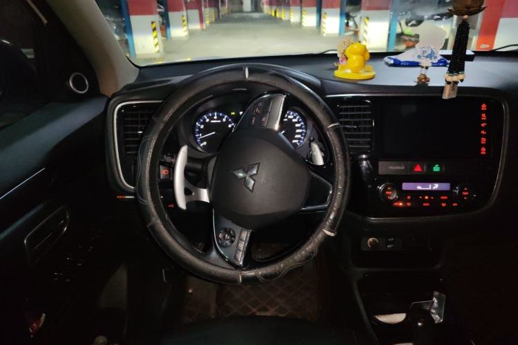 Used Mitsubishi Outlander 2018 2.4L 4x4 Luxury Edition 7-Seater Steering Wheel