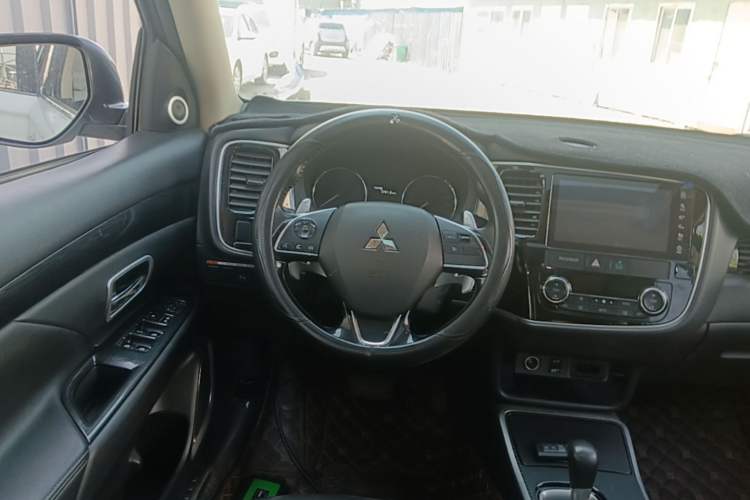Used Mitsubishi Outlander 2018 2.4L 4x4 Elite Edition 5 Seats Steering Wheel