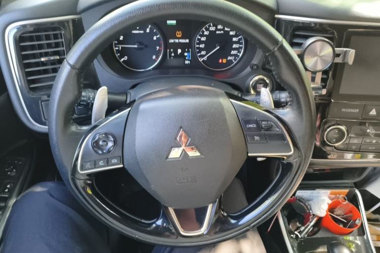 Used Mitsubishi Outlander 2018 2.4L 4x4 Elite Edition 5 Seats Steering Wheel