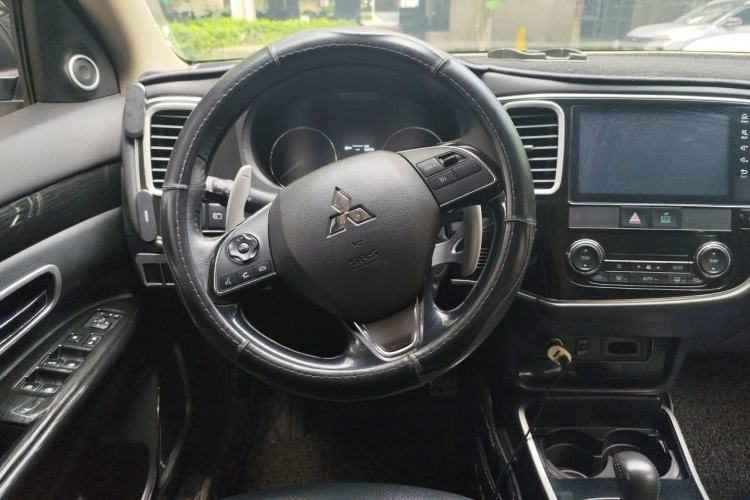 Used Mitsubishi Outlander 2018 2.4L 4x4 Luxury Edition 7-Seater Steering Wheel