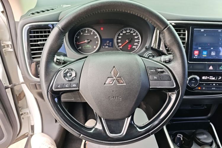 Used Mitsubishi Outlander 2018 2.0L Two-Wheel Drive Glory Edition 5 Seats Steering Wheel