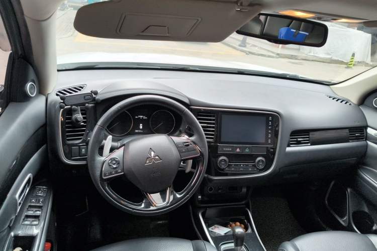 Used Mitsubishi Outlander 2018 2.4L 4x4 Elite Edition 5 Seats Steering Wheel